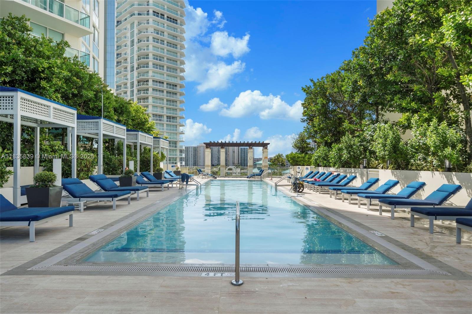 ST TROPEZ ON THE BAY 1 CO - Residential