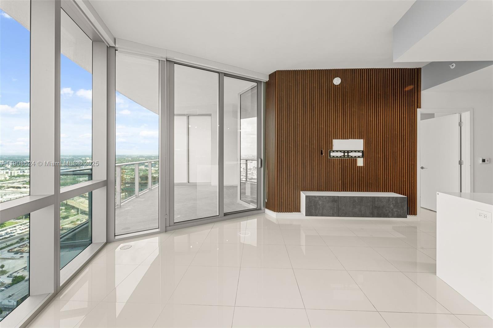 PARAMOUNT MIAMI WORLDCENT - Residential Lease