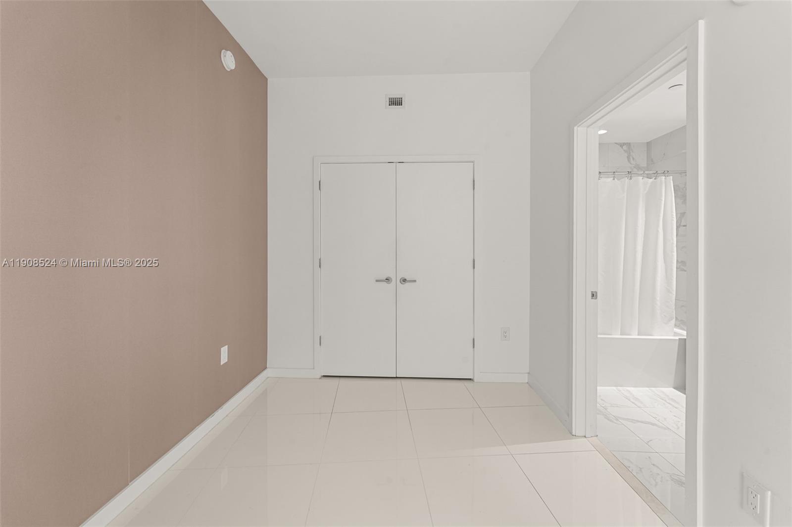 PARAMOUNT MIAMI WORLDCENT - Residential Lease