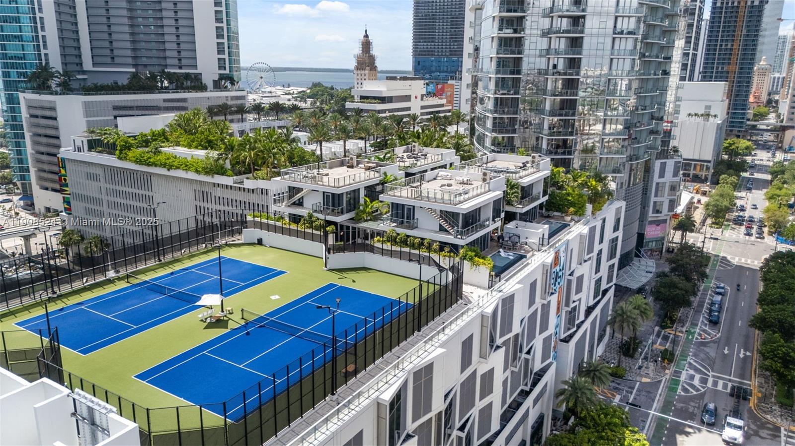 PARAMOUNT MIAMI WORLDCENT - Residential Lease