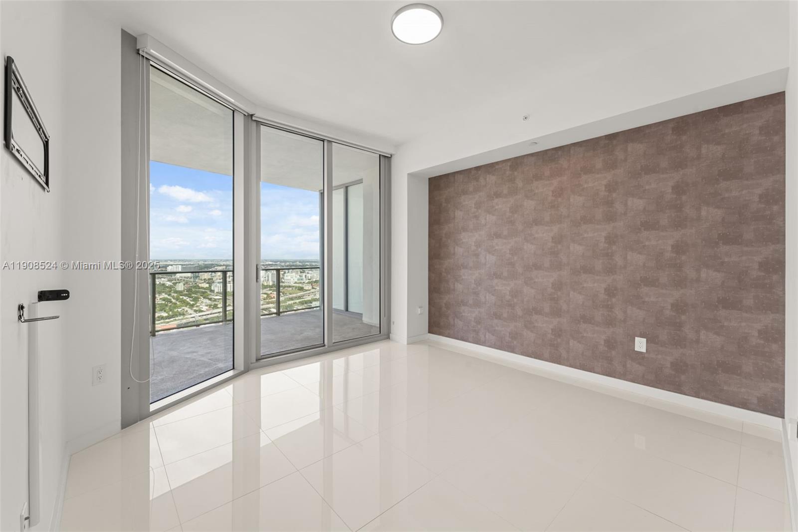 PARAMOUNT MIAMI WORLDCENT - Residential Lease