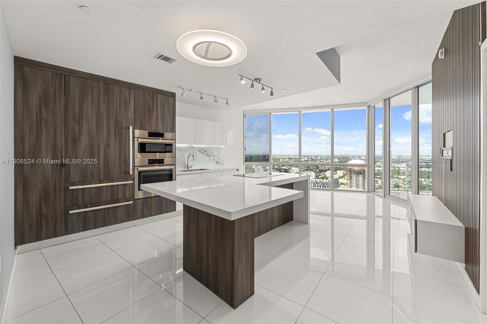 PARAMOUNT MIAMI WORLDCENT - Residential Lease