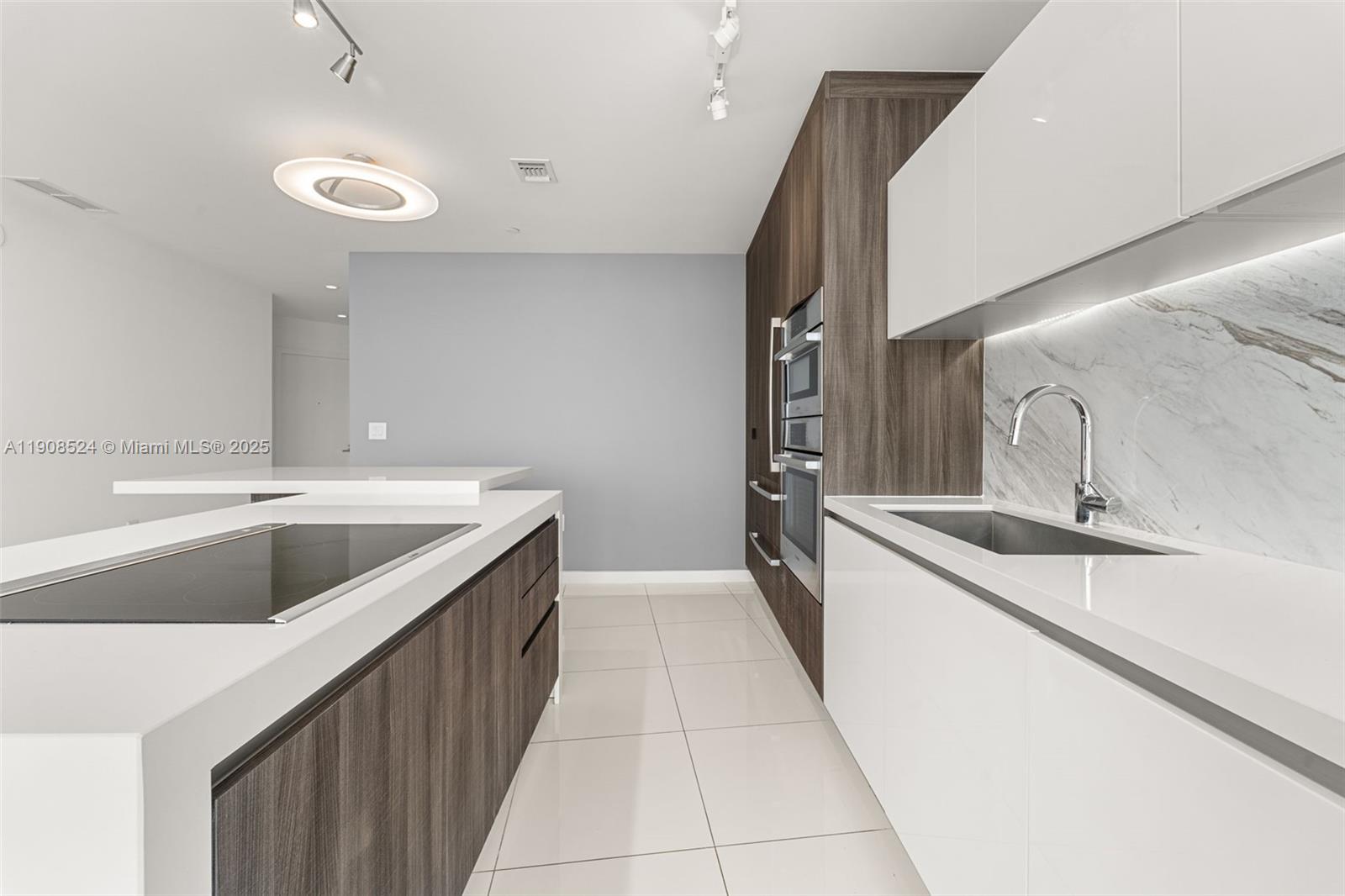 PARAMOUNT MIAMI WORLDCENT - Residential Lease