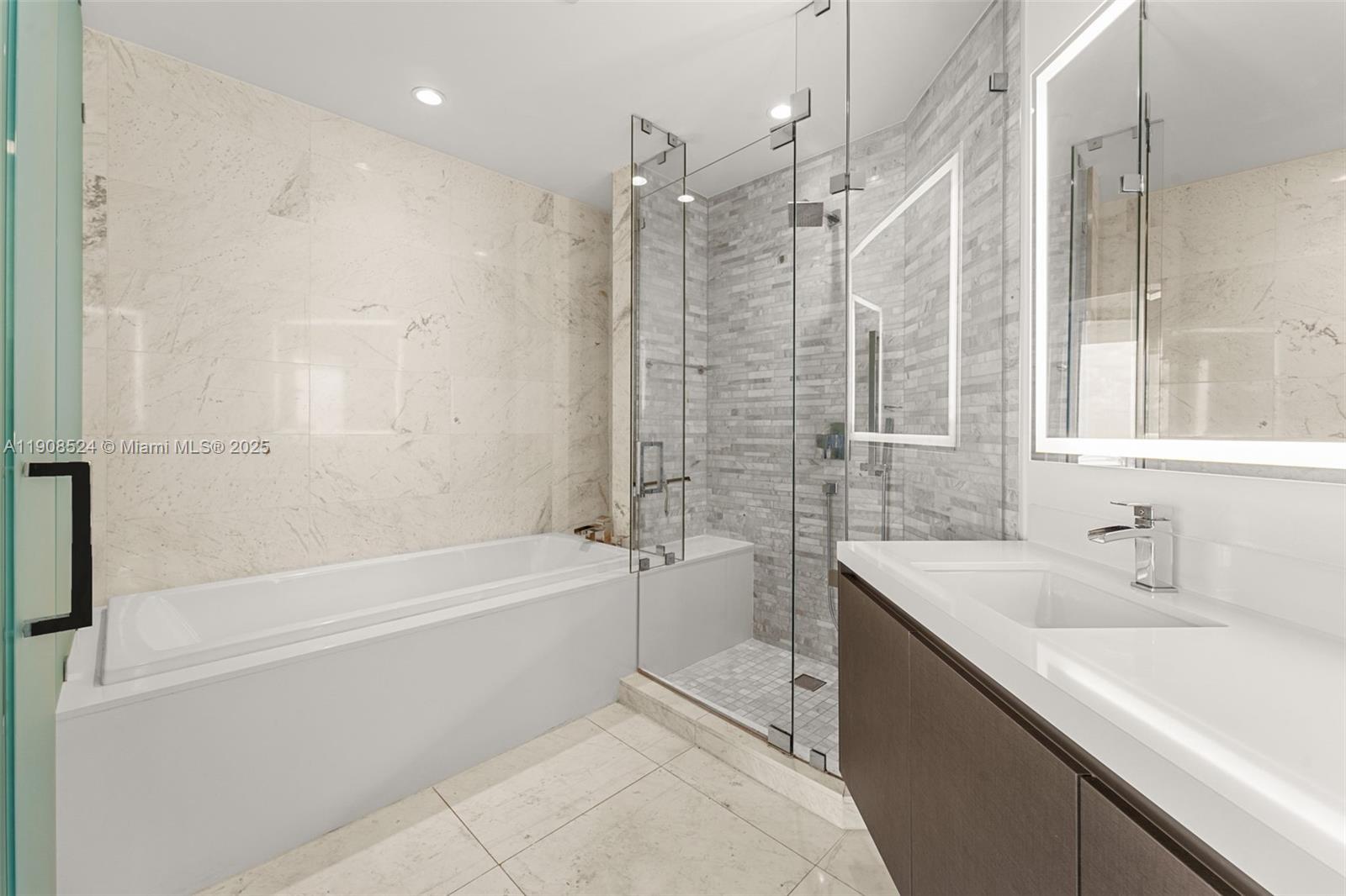 PARAMOUNT MIAMI WORLDCENT - Residential Lease