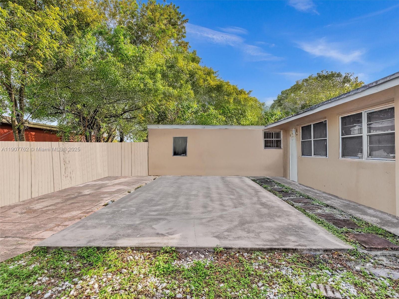 LAUDERDALE MANORS ADD - Residential