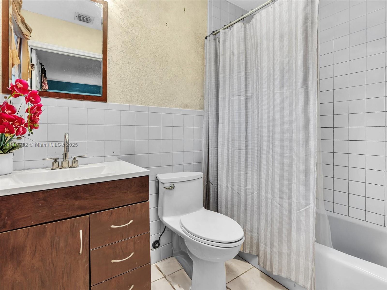 LAUDERDALE MANORS ADD - Residential