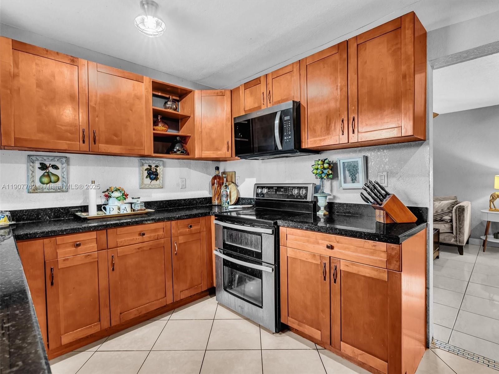 LAUDERDALE MANORS ADD - Residential