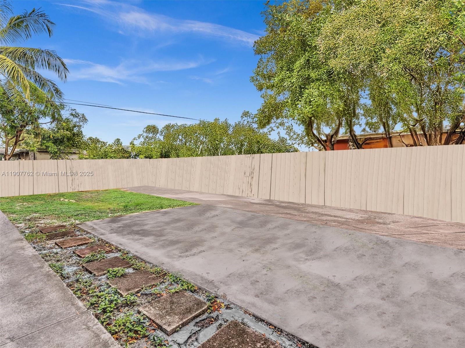 LAUDERDALE MANORS ADD - Residential