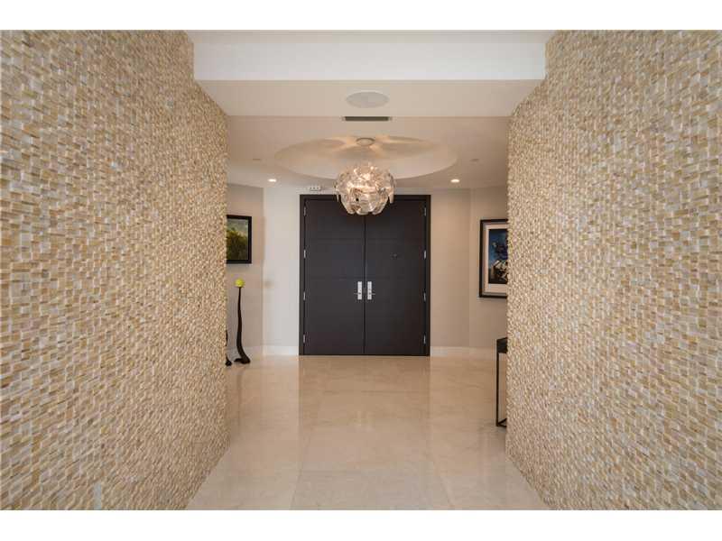LIVE ON THE TOP OF THE WORLD. STUNNING OCEAN AND BAY VIEWS FROM KEY BISCAYNE TO MIAMI BEACH. SE CORNER BEST PH AT THE FOUR SEASONS, 5-STAR AMMENITIES & EXQUISITE SERVICE. THIS DECORATOR DESIGNED UNIT HAS 3469 SQFT AND UPGRADES LIKE CRESTON TECHNOLOGY, PRO FESSIONAL AUDIO IN ALL AREAS INCLUDING BEDROOMS AND BATHROOMS, ELECTRIC LINEN BLINDS, 2 PARKING SPACES AND EXCELLENT LOCATION. MUST SEE VIRTUAL TOUR.