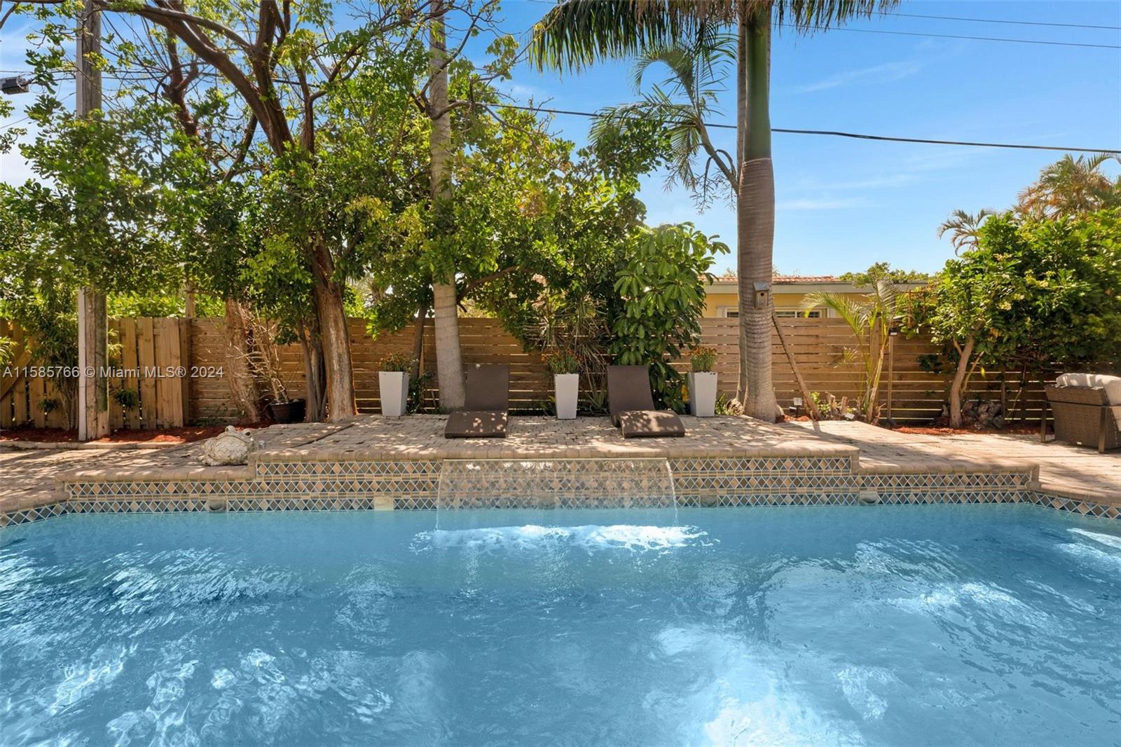 CORAL KEY VILLAS 2ND SEC - Residential