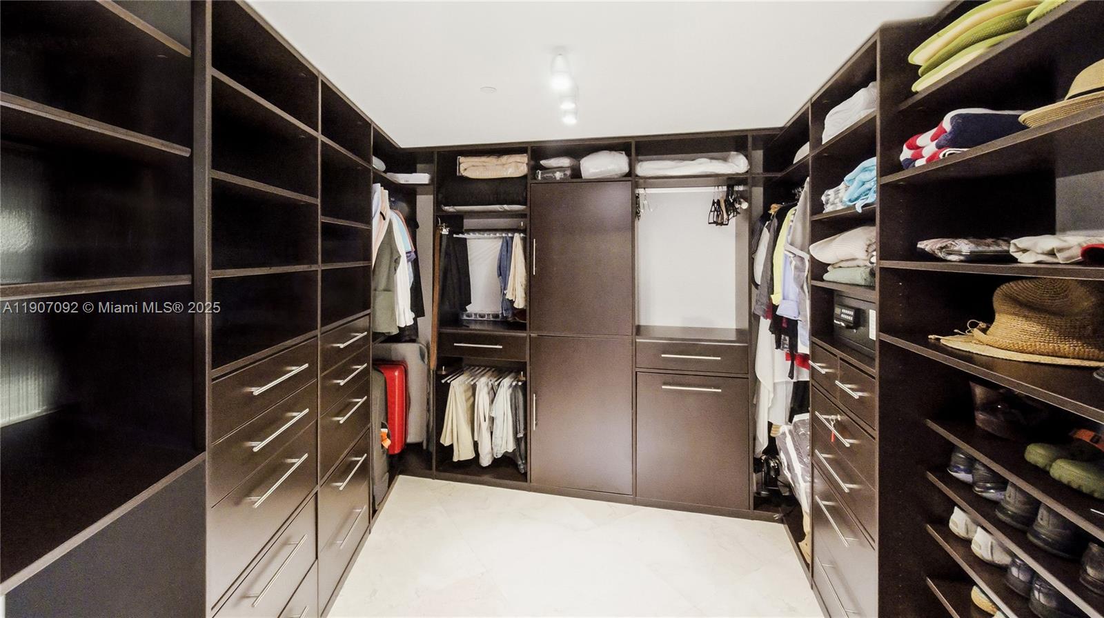 BEACH CLUB CONDO - Residential Lease