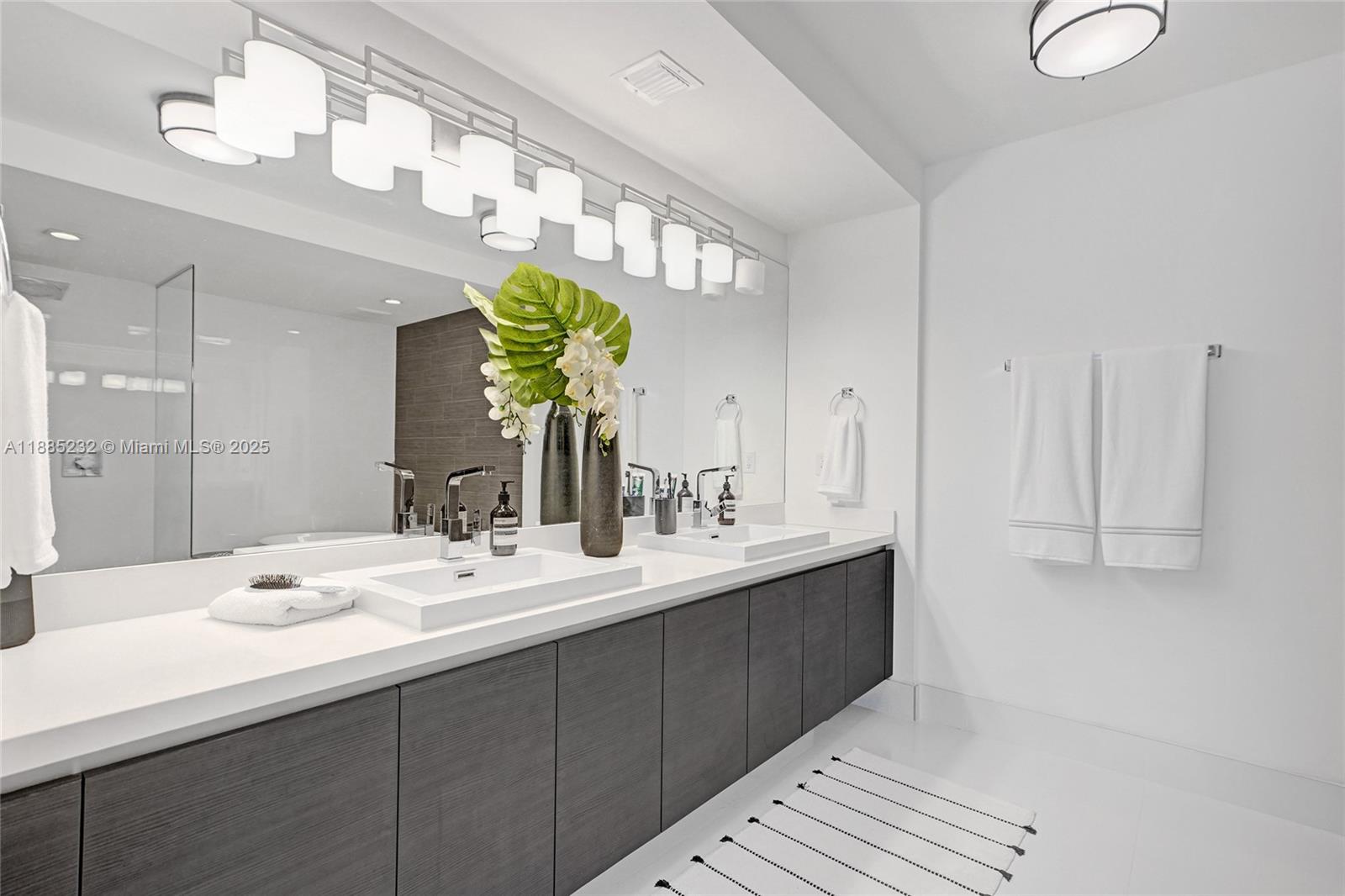 PARQUE TOWERS CONDO - Residential Lease