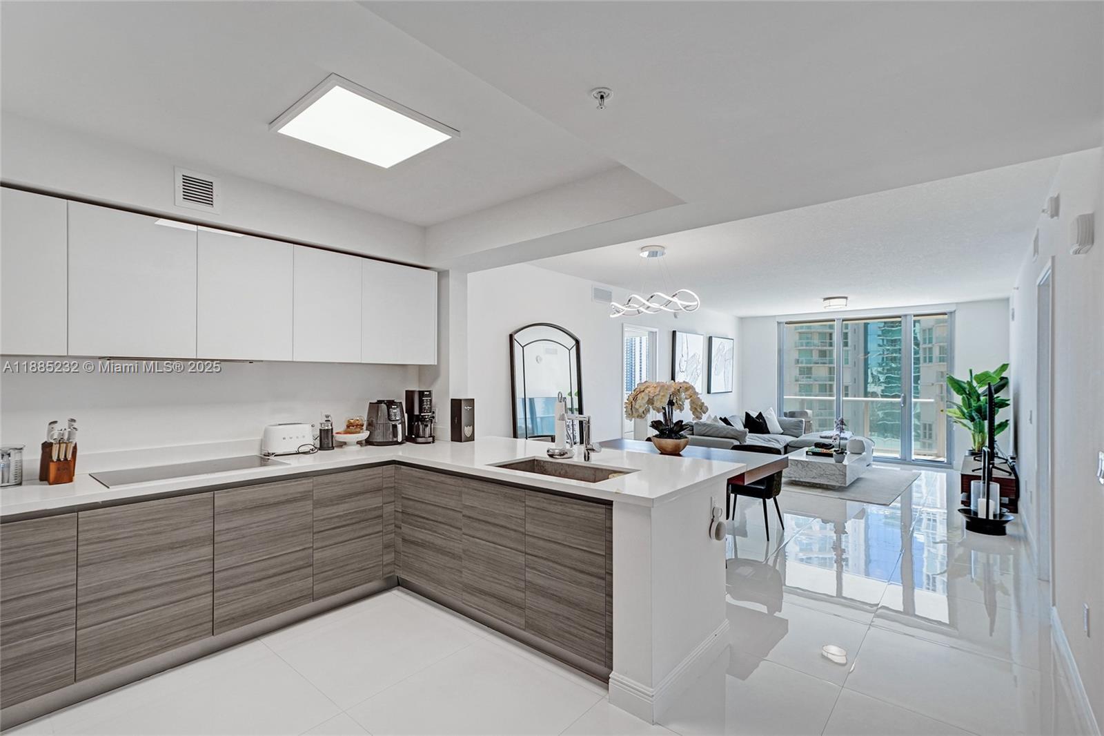 PARQUE TOWERS CONDO - Residential Lease