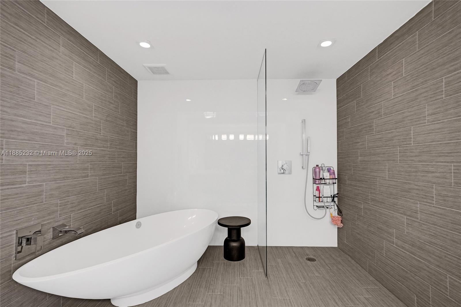 PARQUE TOWERS CONDO - Residential Lease