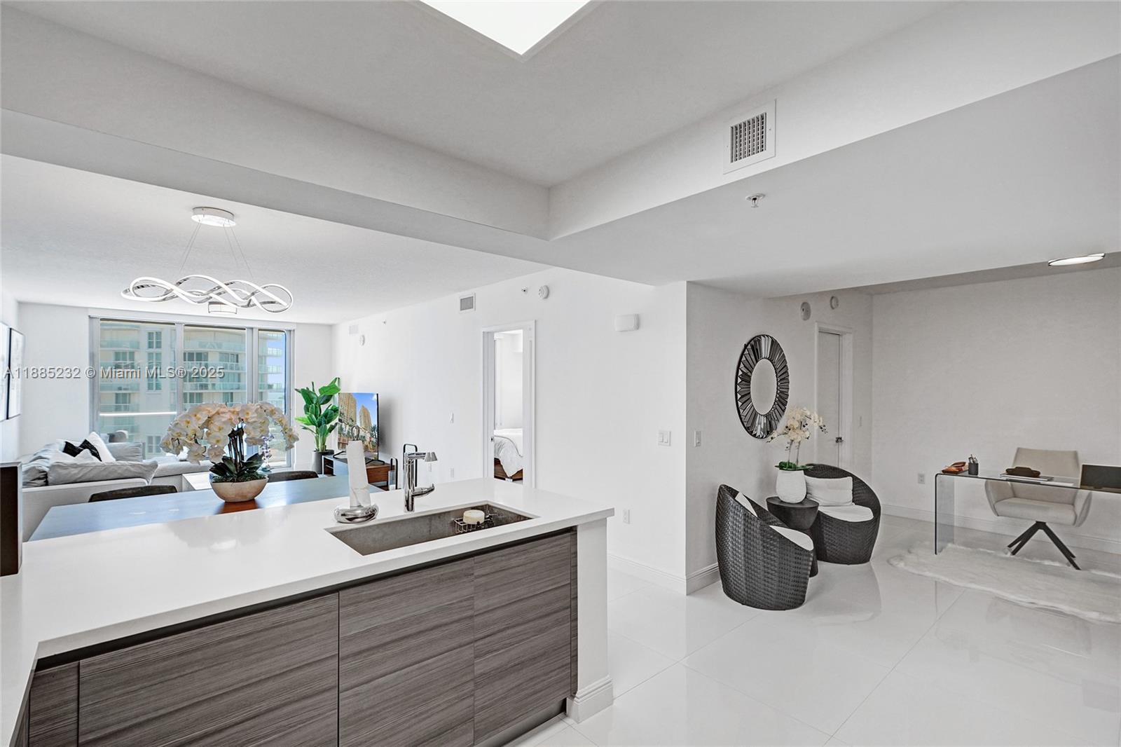 PARQUE TOWERS CONDO - Residential Lease