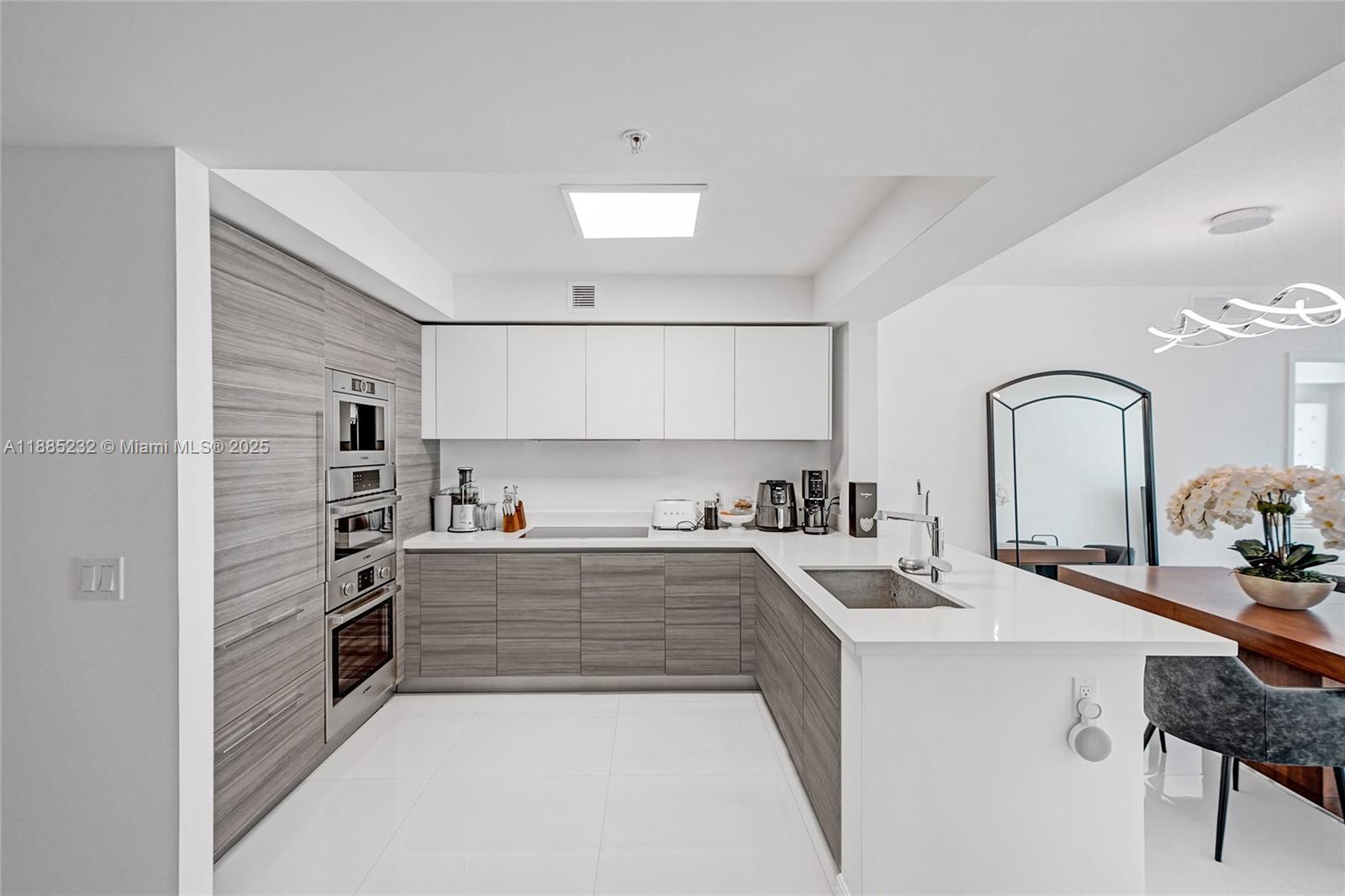 PARQUE TOWERS CONDO - Residential Lease