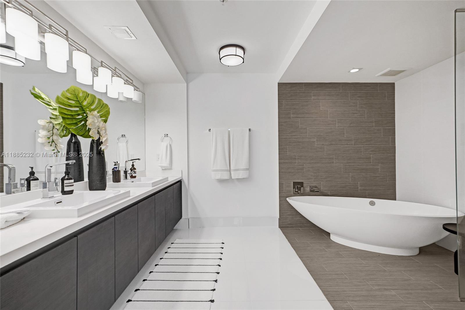 PARQUE TOWERS CONDO - Residential Lease