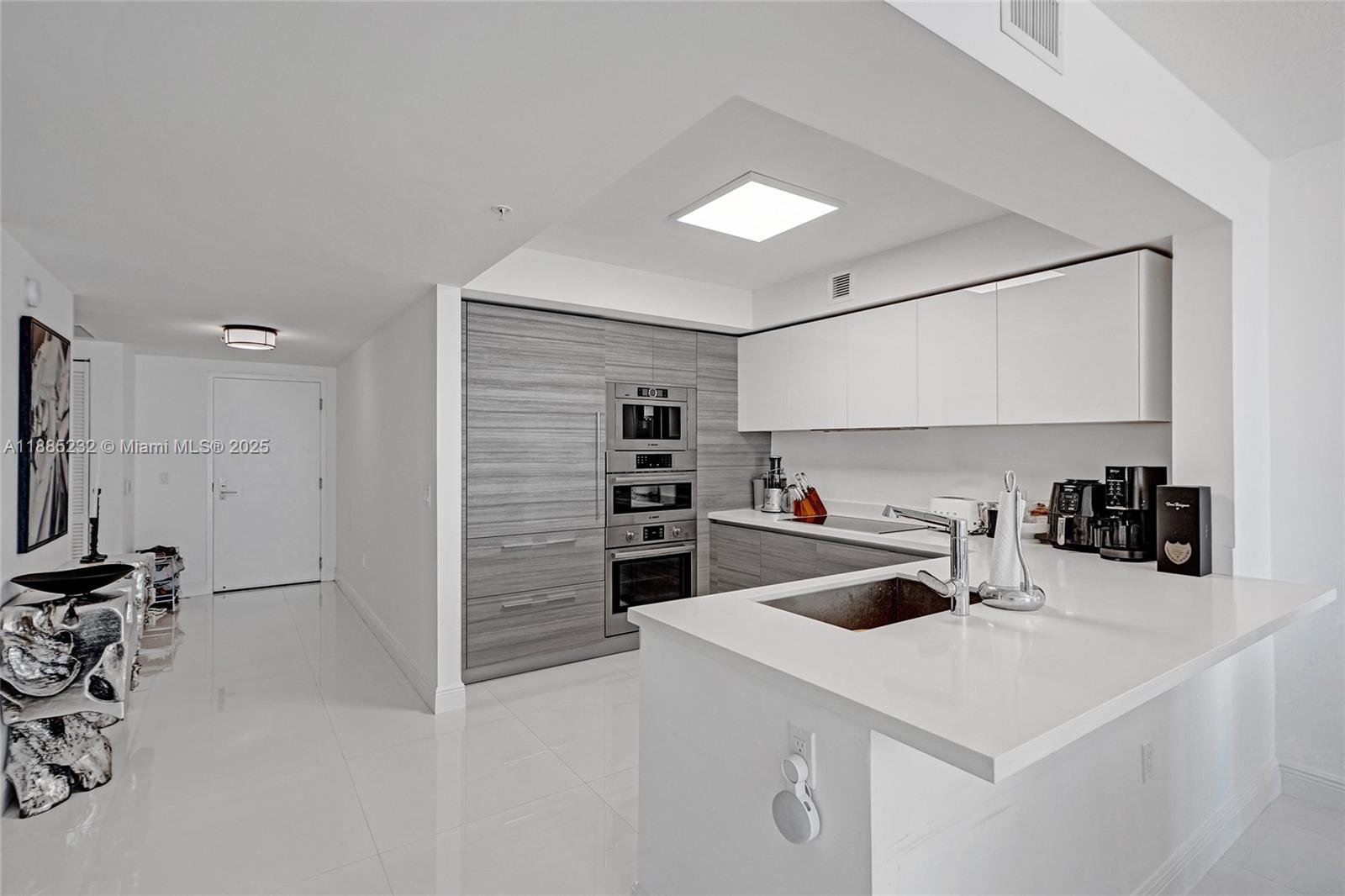 PARQUE TOWERS CONDO - Residential Lease