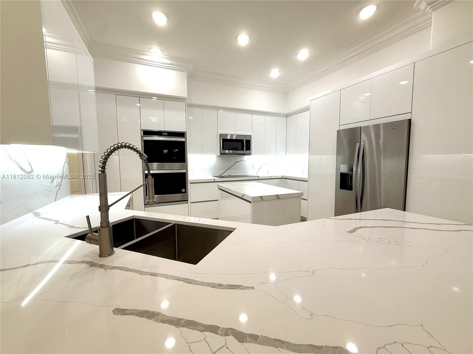 2547 Montclaire Cir 2547, Weston, Broward County, Florida - 4 Bedrooms  
5 Bathrooms - 