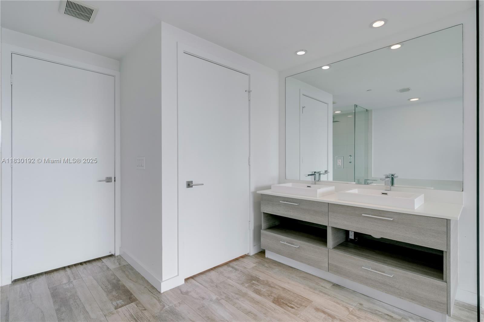 PARAISO BAY CONDO - Residential