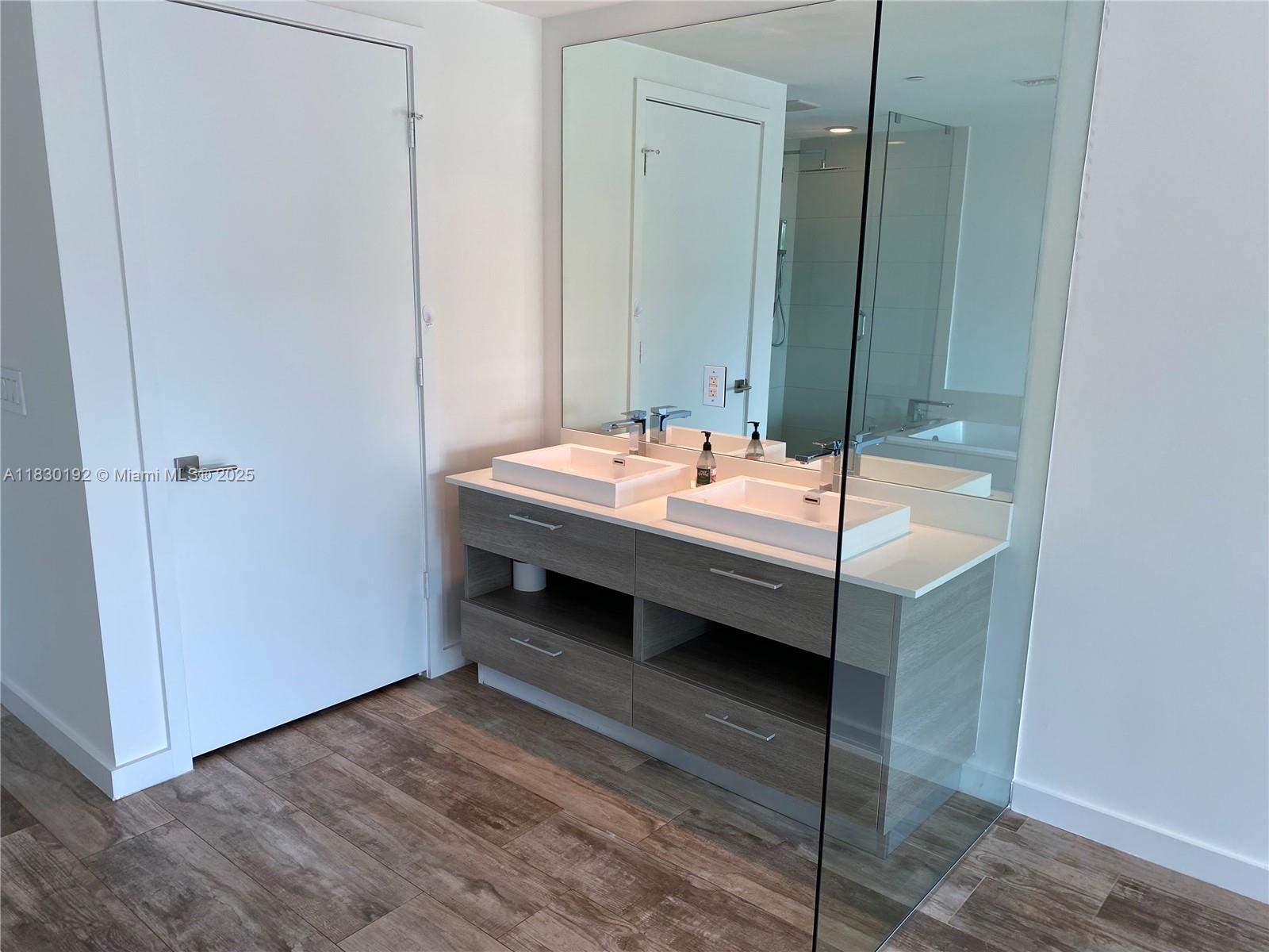 PARAISO BAY CONDO - Residential