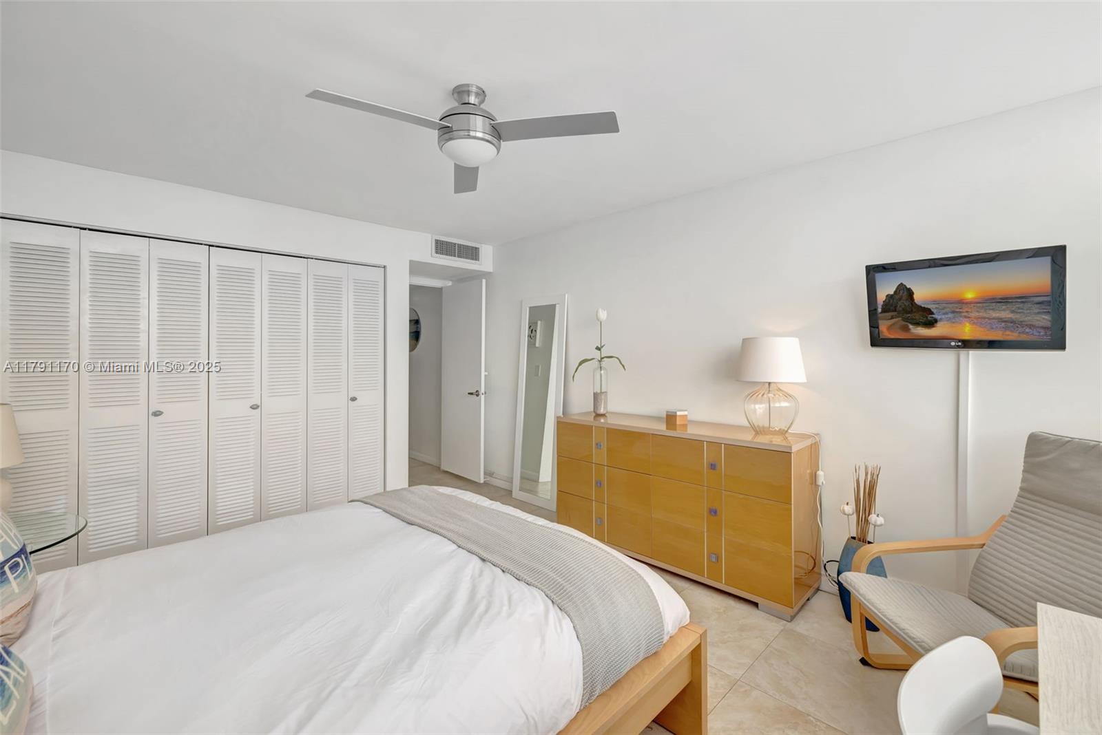 TRAFALGAR TOWERS CONDOMIN - Residential