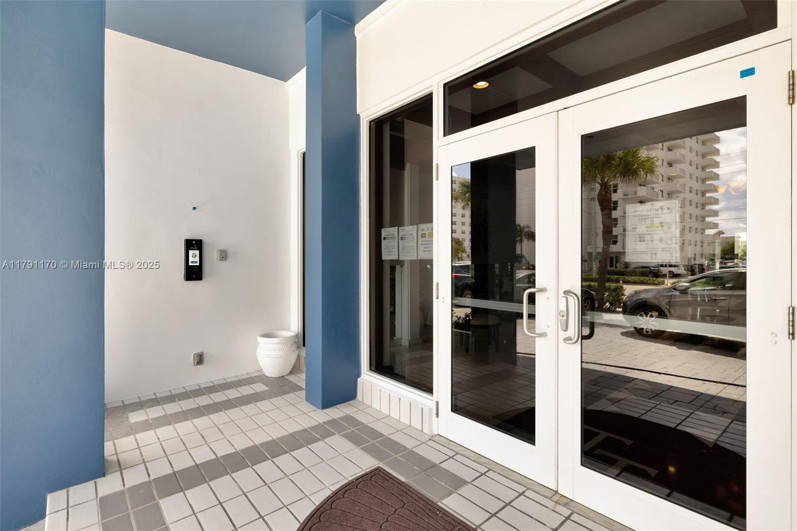 TRAFALGAR TOWERS CONDOMIN - Residential
