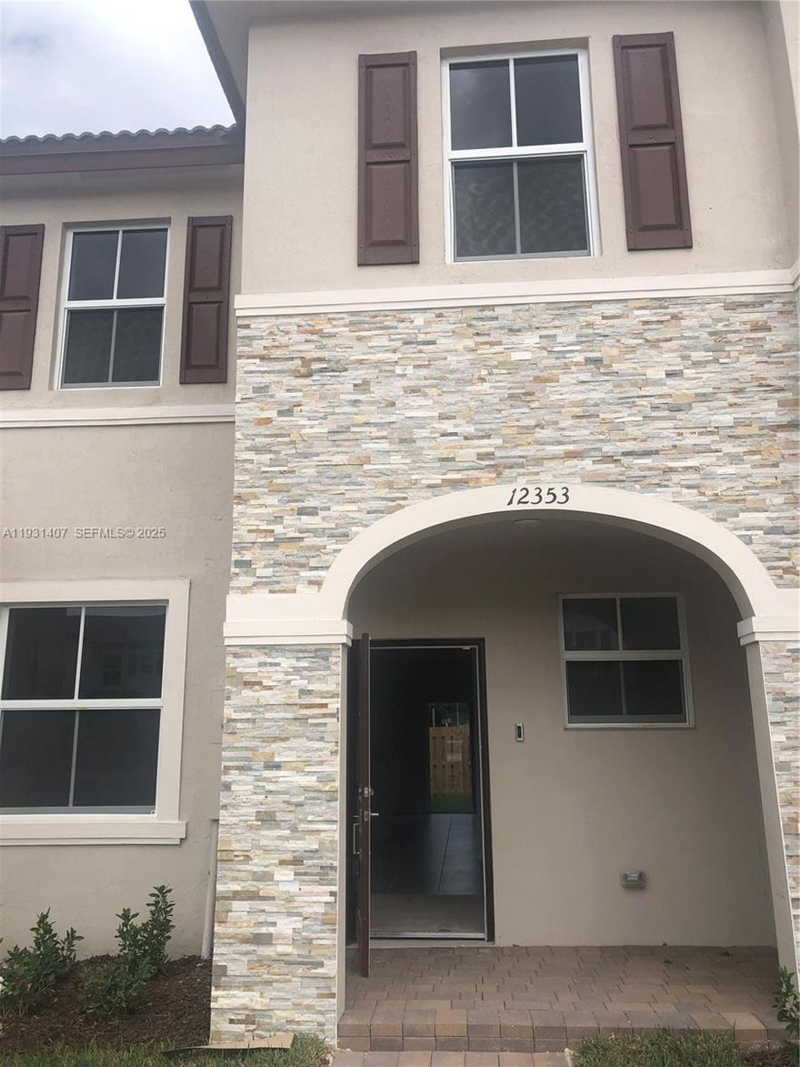 Brand-new villa featuring 3 bedrooms and 2.5 full bathrooms, designed for comfort and modern living. Spacious social areas and a private patio create the perfect ambiance.  This home comes with 2 assigned parking spaces and brand-new appliances, including a washer and dryer. Hurricane-impact windows and blinds already installed provide safety and privacy