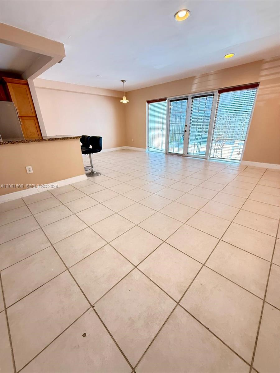 HOLLYWOOD GARDENS CONDOMI - Residential Lease