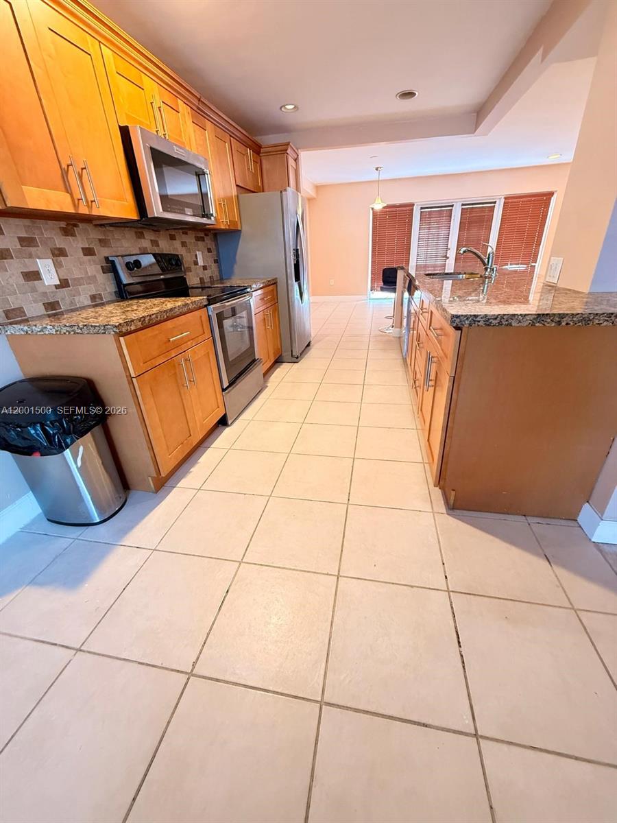 HOLLYWOOD GARDENS CONDOMI - Residential Lease