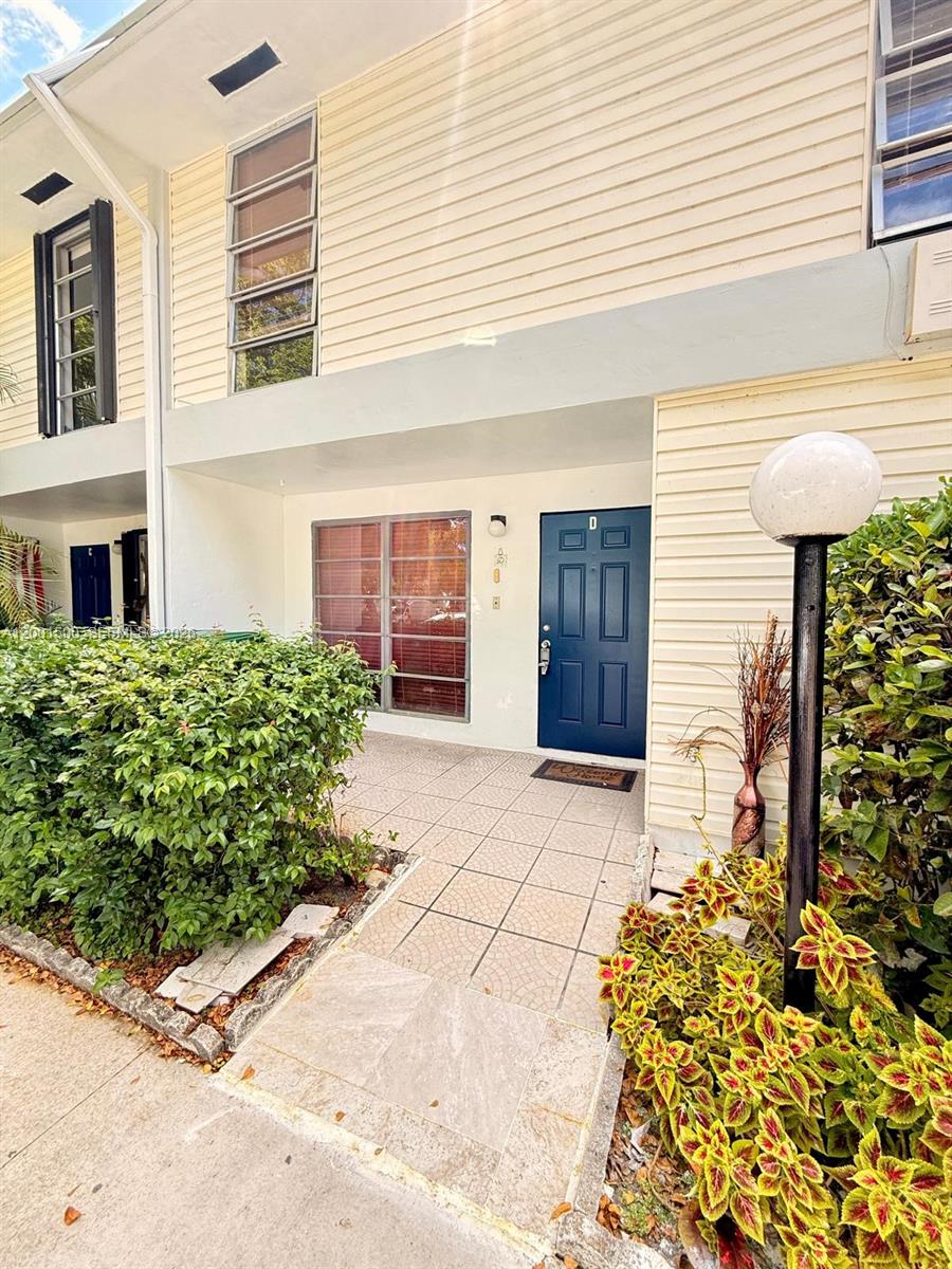 HOLLYWOOD GARDENS CONDOMI - Residential Lease