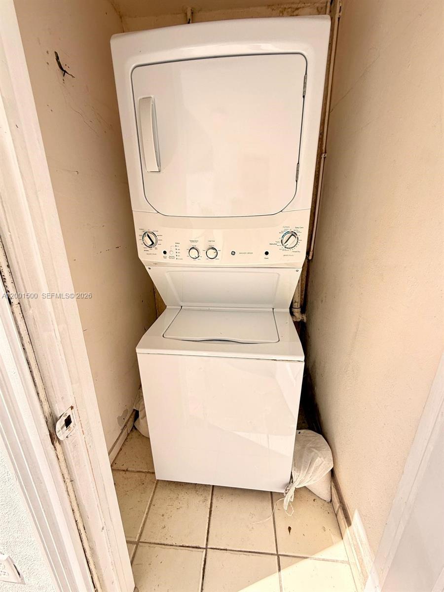 HOLLYWOOD GARDENS CONDOMI - Residential Lease