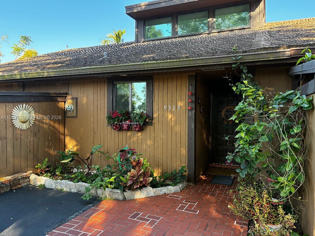 BRIAR BAY TOWNHOUSE ESTAT - Residential