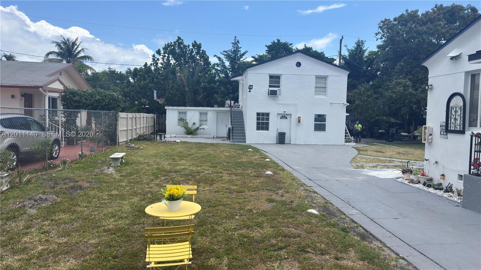 HOLLYWOOD LAWNS - Residential Lease