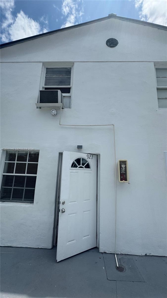 HOLLYWOOD LAWNS - Residential Lease