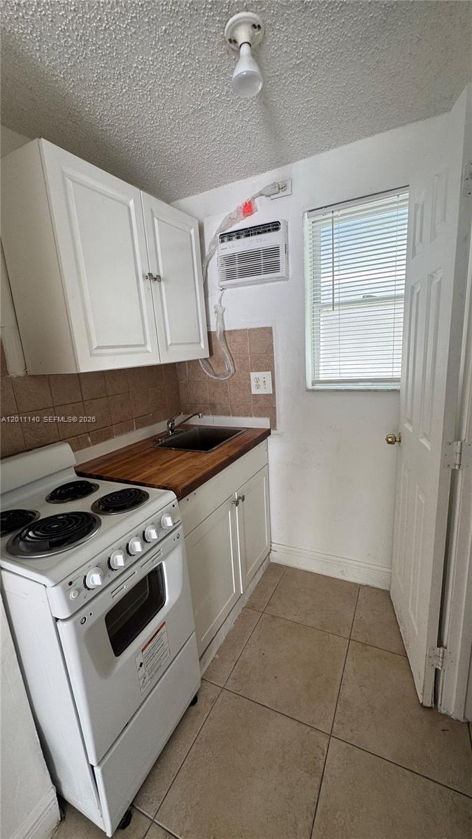 HOLLYWOOD LAWNS - Residential Lease