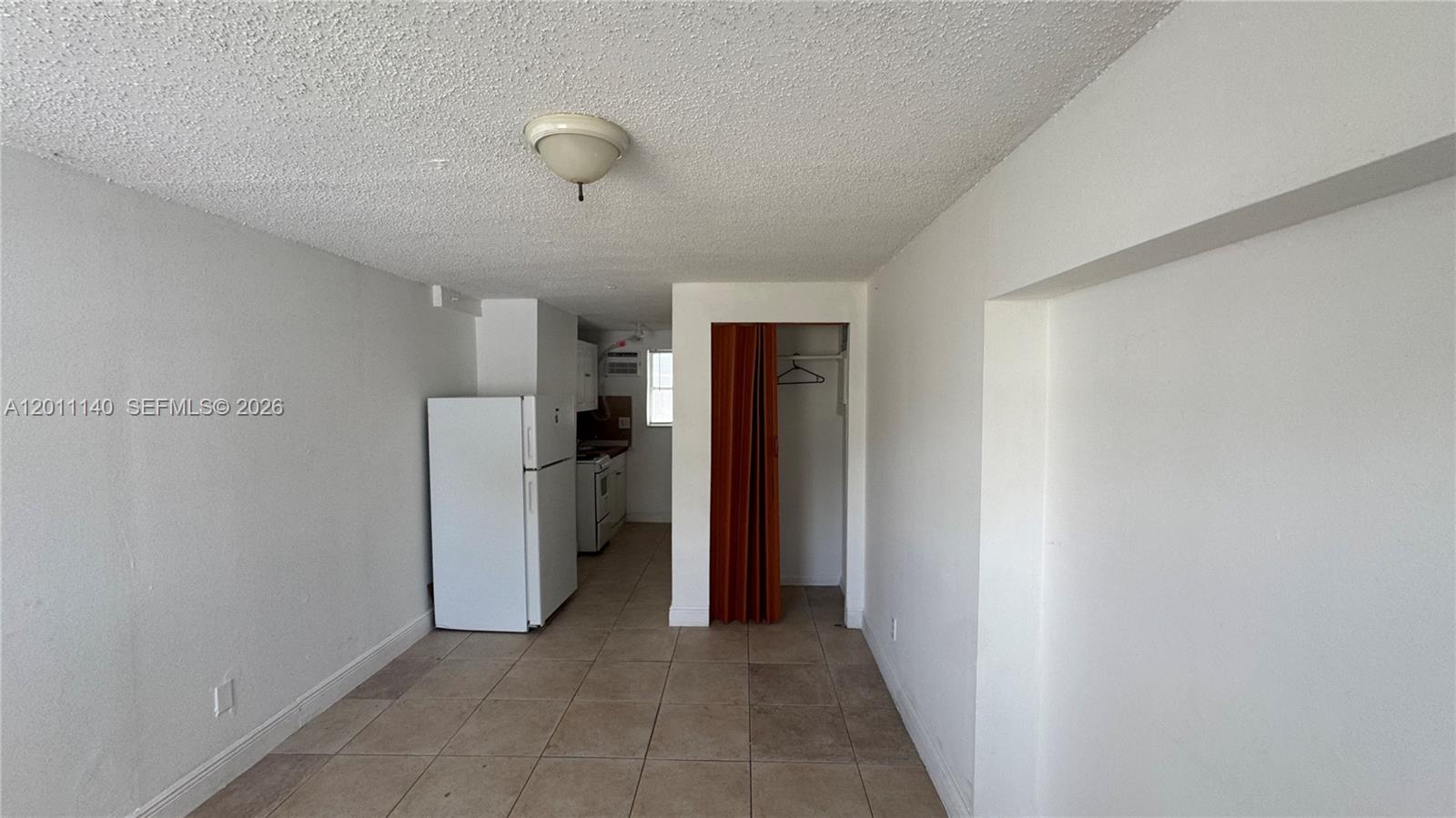 HOLLYWOOD LAWNS - Residential Lease