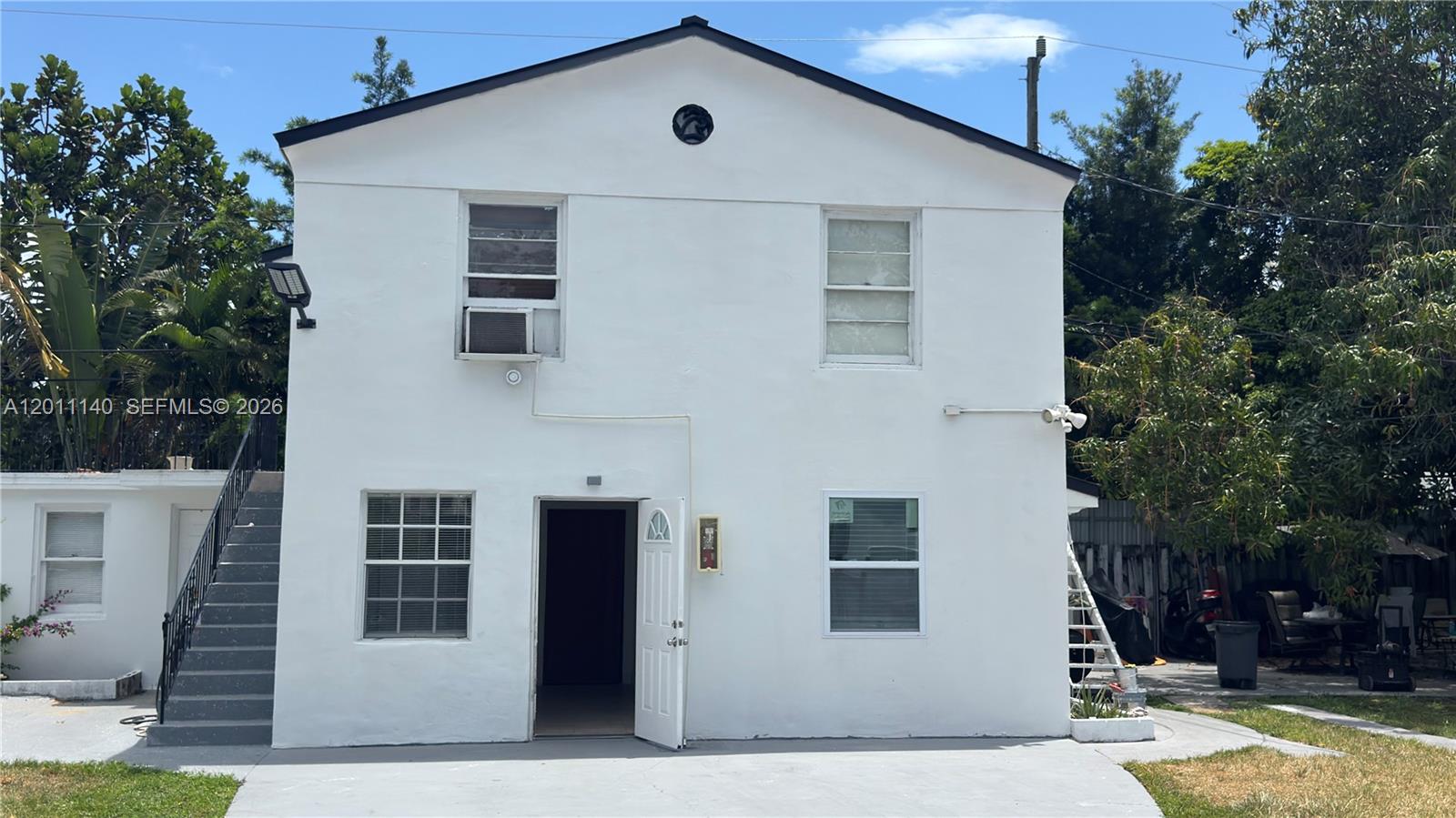 HOLLYWOOD LAWNS - Residential Lease