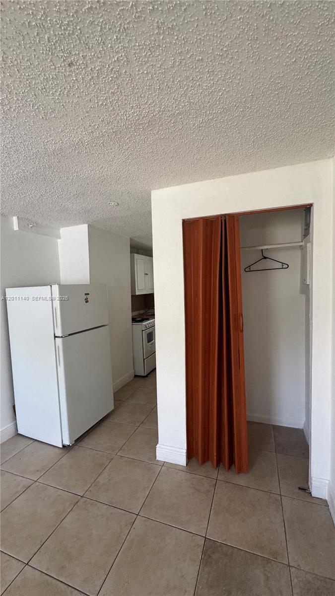 HOLLYWOOD LAWNS - Residential Lease