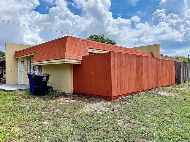 Great 2/1. Upcoming area. Close to school. Washer and dryer are negotiable. No maintenance or Association involvement. Owner motivated