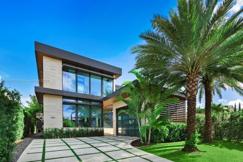 2051 N Bay Rd Miami Beach FL 33140