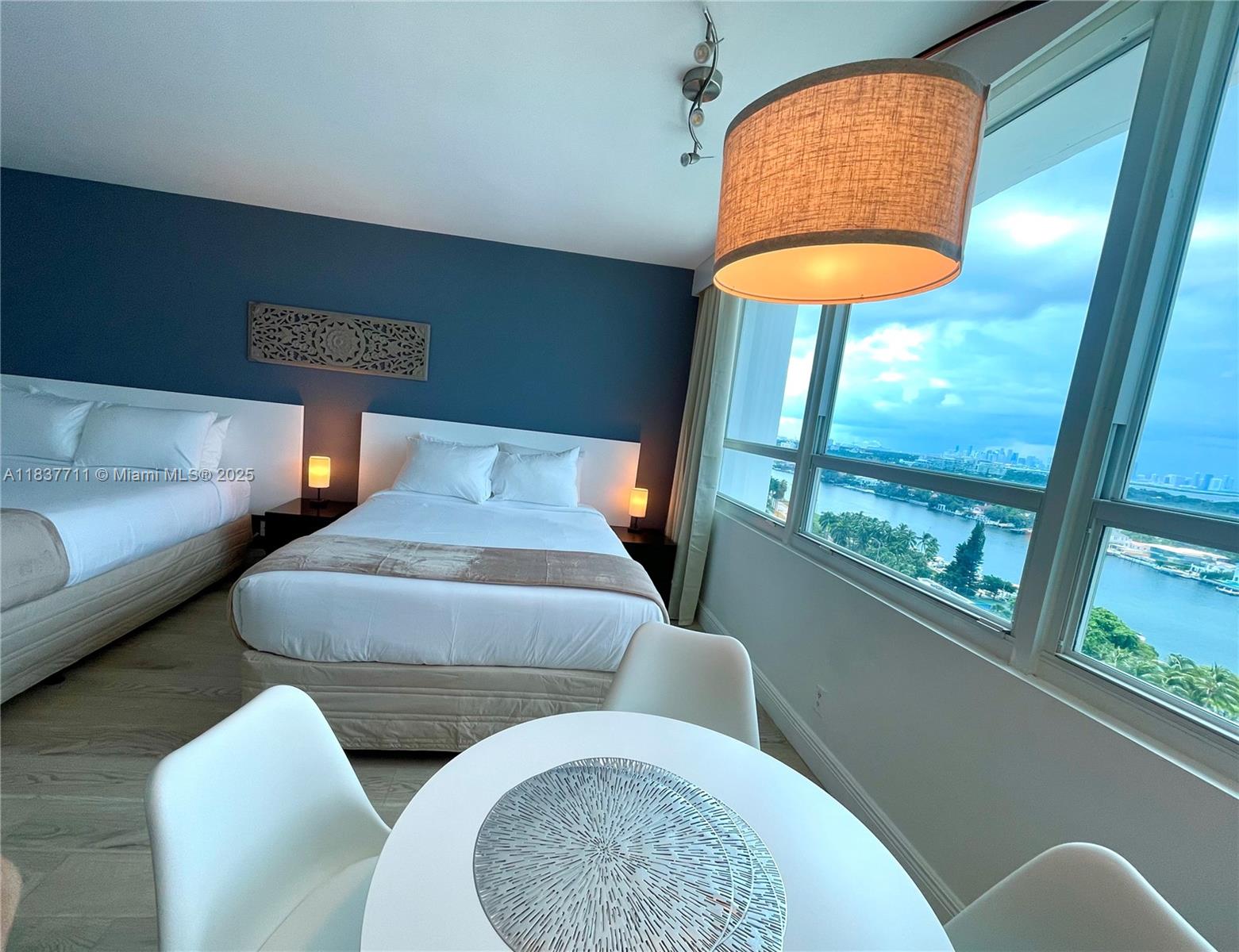 5445 Collins Ave 1515