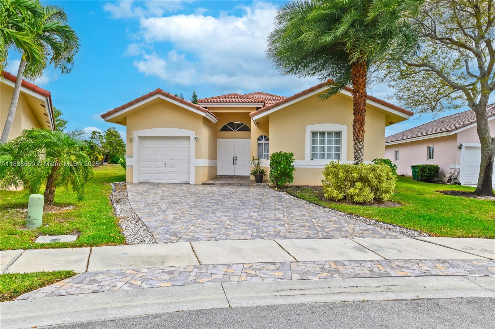 Beautiful lake home, 3 bedrooms, 2 baths, 1 car garage with 2 extra parking spaces outside driveway. Open floor plan, split bedrooms, remodeled throughout the entire house, wood kitchen cabinets, quartz counter top, newer appliances, new laminated floors, screened patio with amazing lake views. *Water Filter/softener equipment not included* *OPEN HOUSE SATURDAY 7-11 FROM 1:00PM TO 3:00PM****