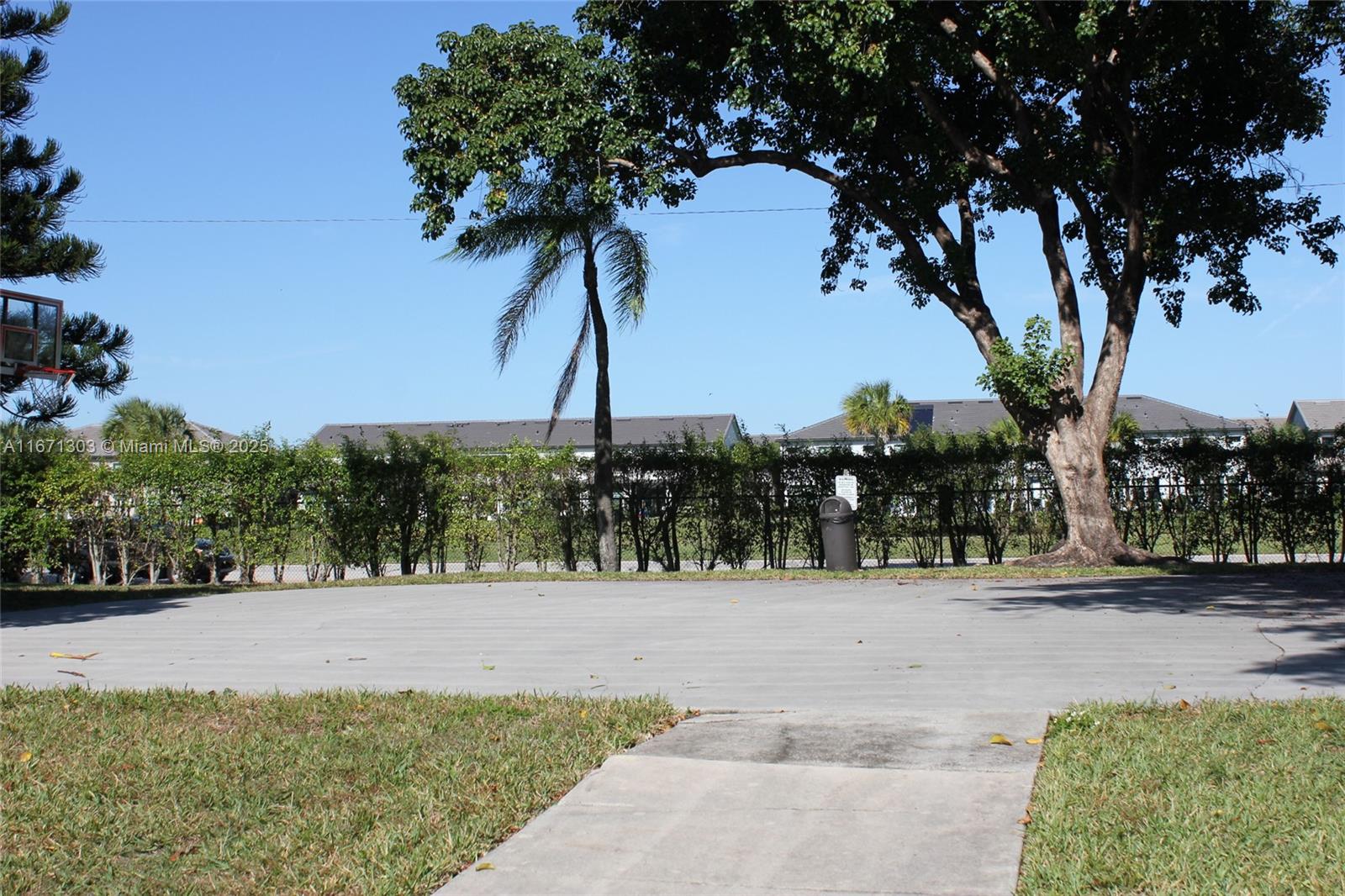 LAKE EMERALD CONDOMINIUM - Residential