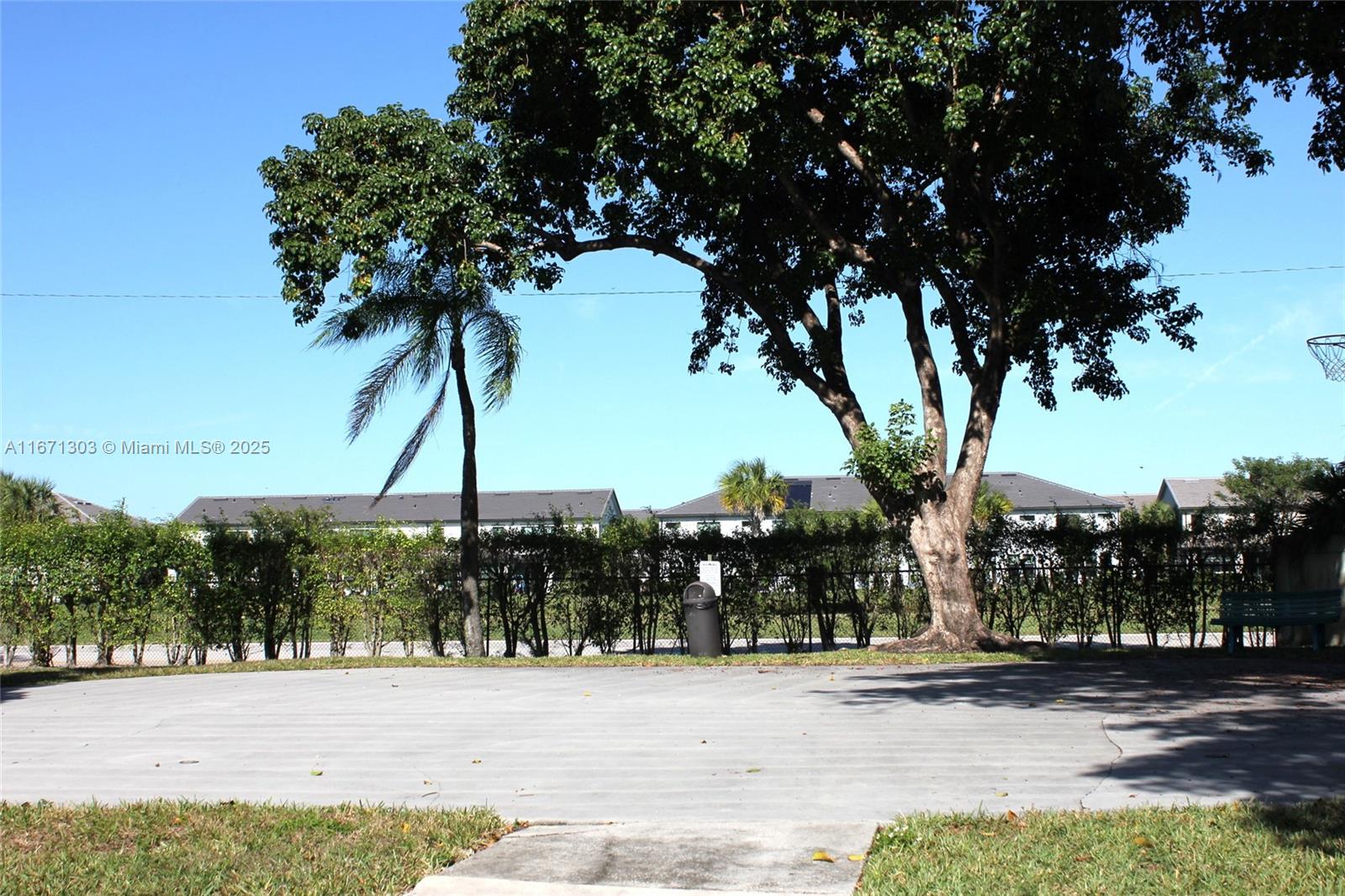 LAKE EMERALD CONDOMINIUM - Residential