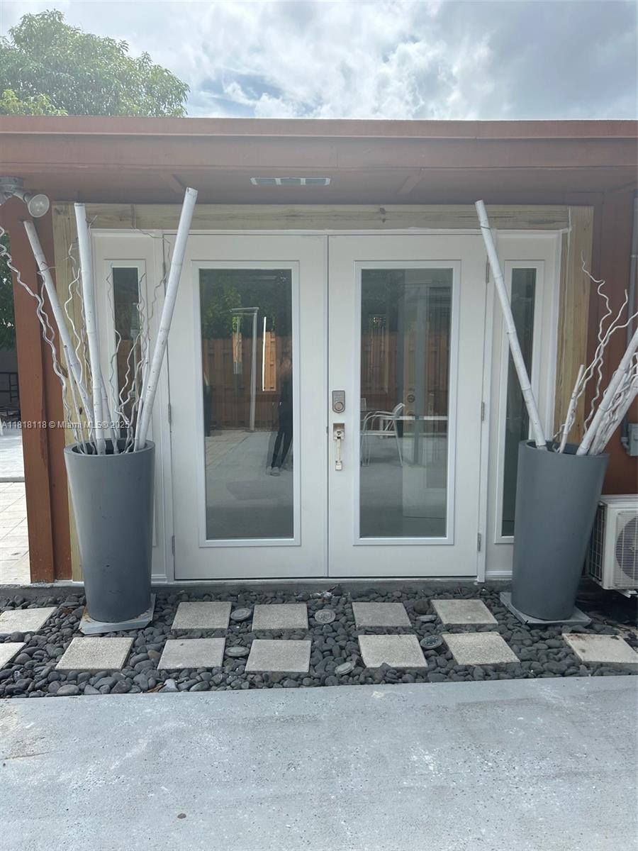Rental Property at 7441 Nw 33rd St 1, Lauderhill, Miami-Dade County, Florida - Bedrooms: 1 
Bathrooms: 1  - $1,500 MO.