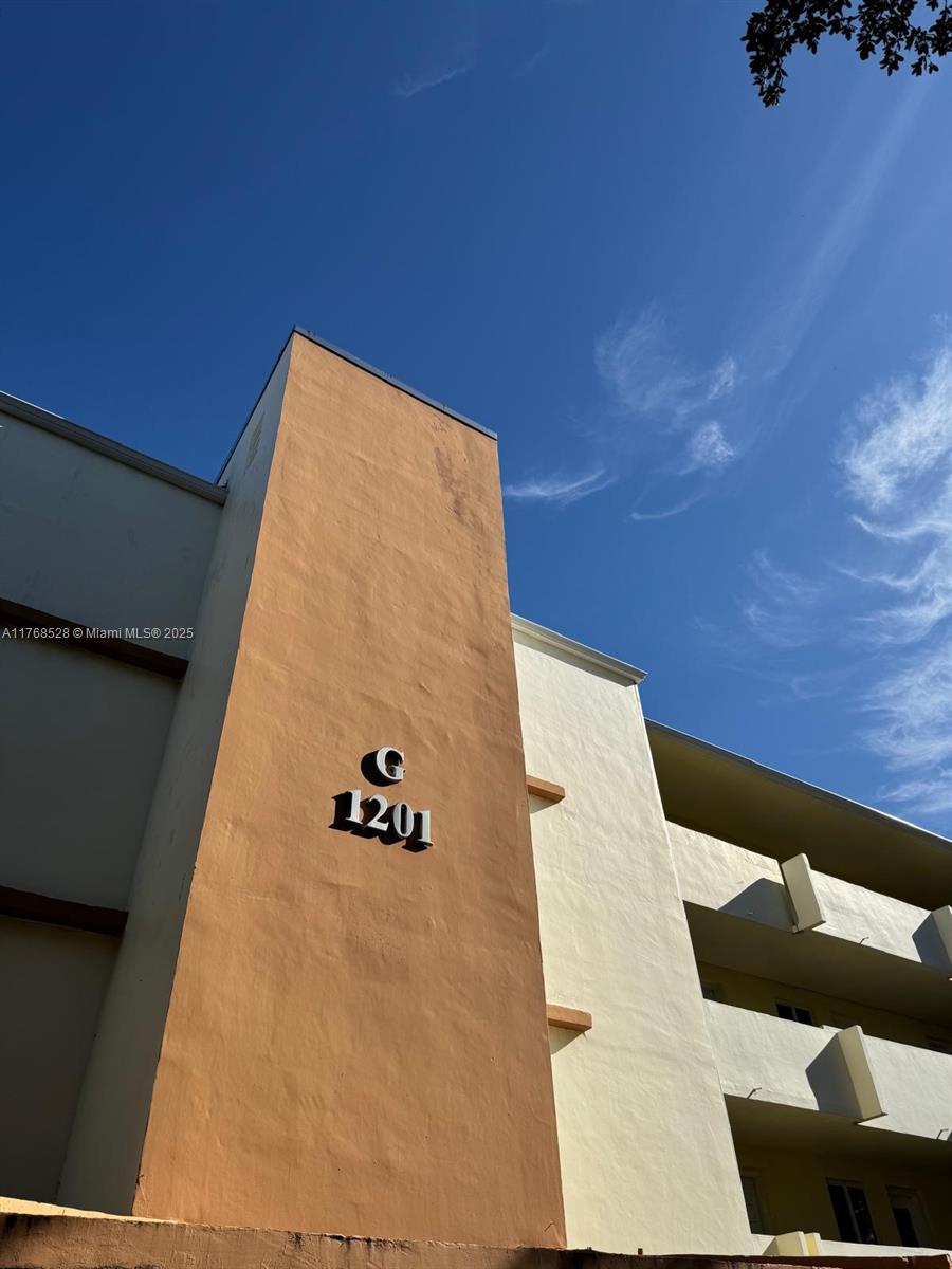 Property for Sale at 1201 Ne 191st St G313, Miami, Broward County, Florida - Bedrooms: 1 
Bathrooms: 2  - $179,000