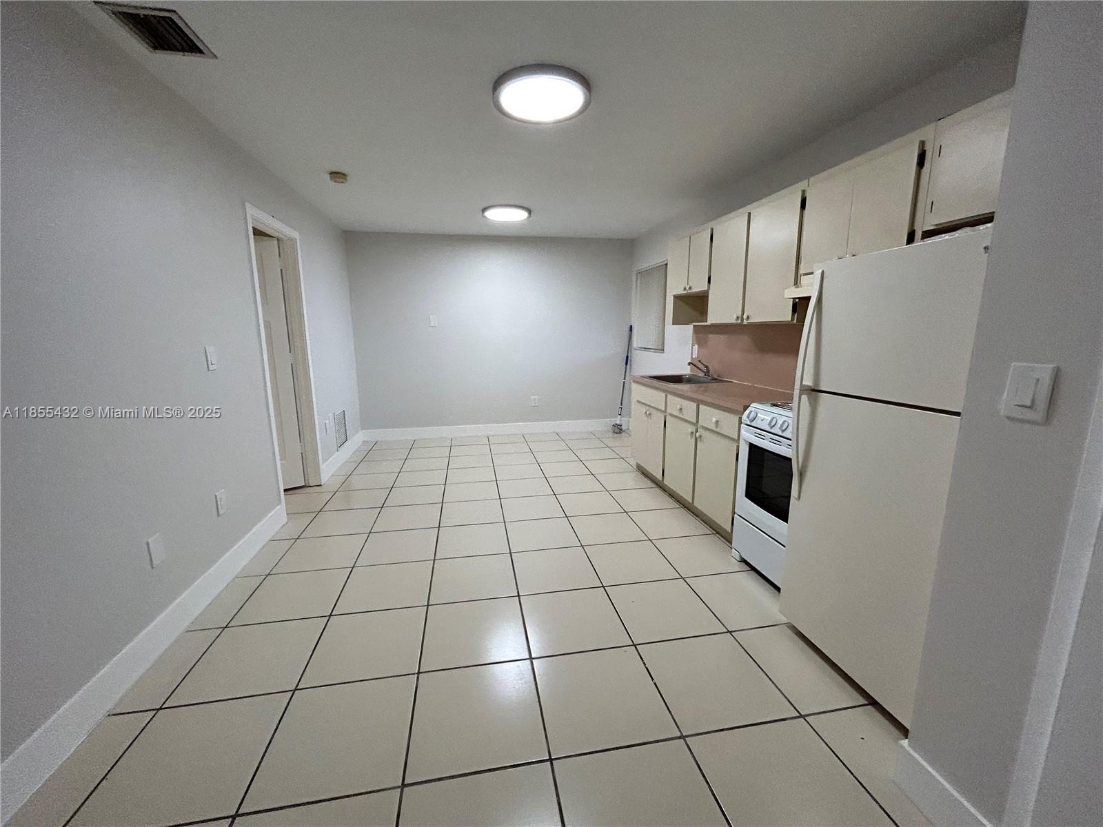 Beautiful 1 Bedroom 1 Bath. Fresh Paint and new flooring, baseboards, doors and fully renovated bathroom!
Located in the heart of Hialeah, near palm ave. Washer and dryer in unit.