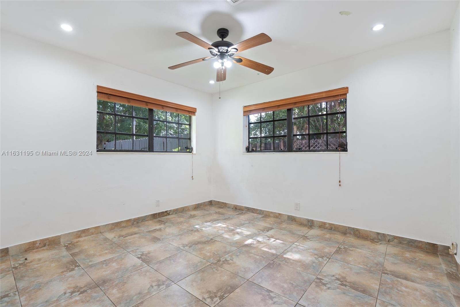 WINDWARD MANOR NO 3 - Residential