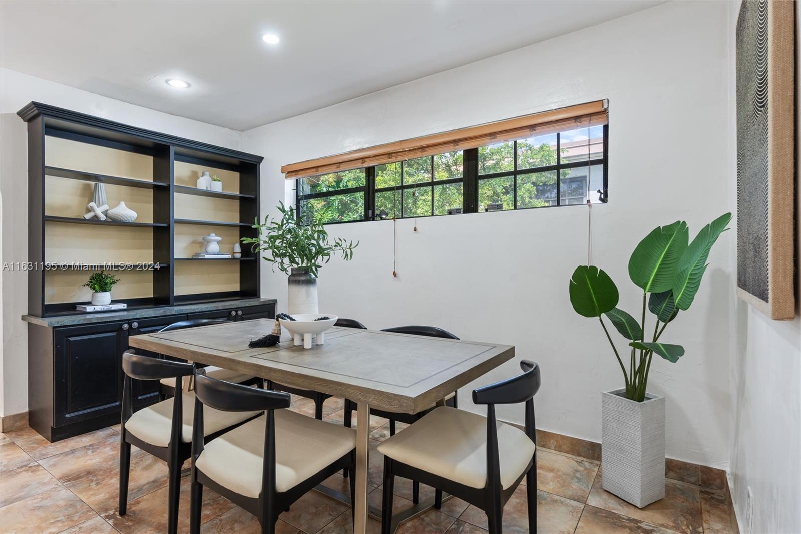 WINDWARD MANOR NO 3 - Residential